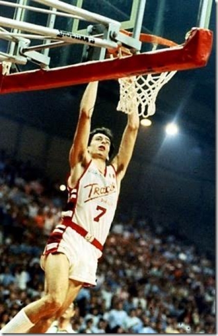 Riccardo Pittis lanciato in volo a canestro